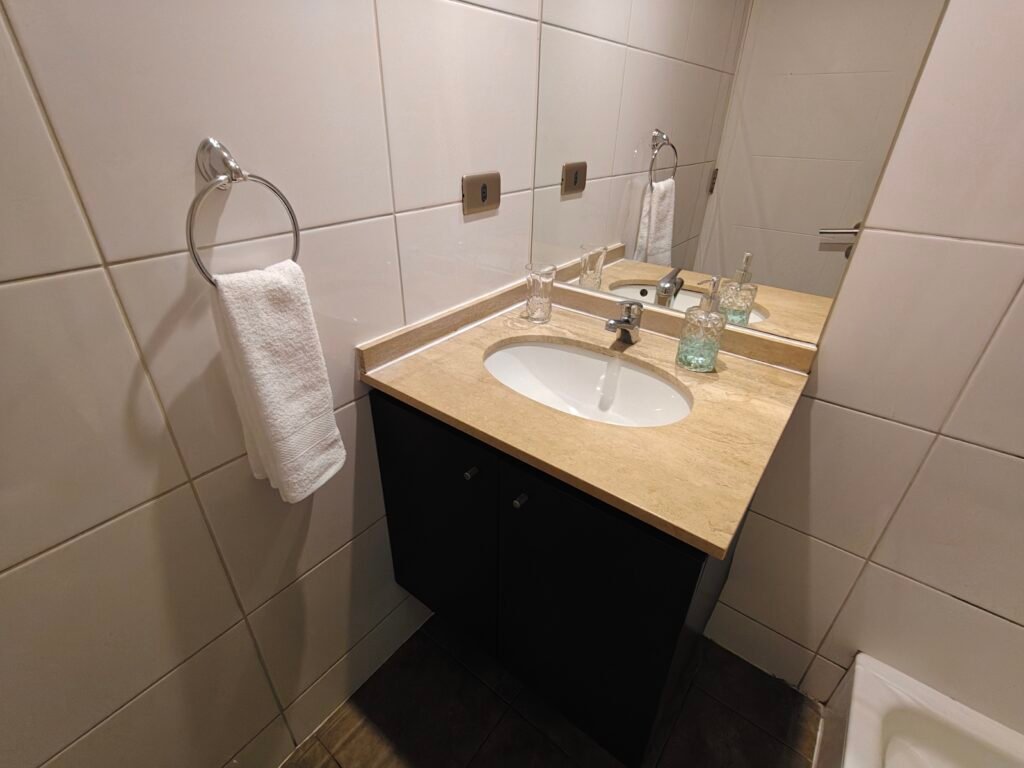 Baño del Estudio 210 con lavamanos y espejo