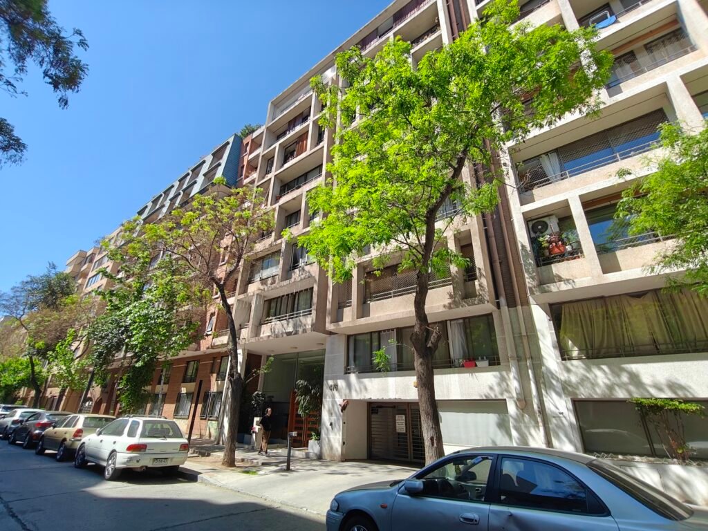 Edificio Arte Urbano con árboles verdes en calle José Miguel Carrera