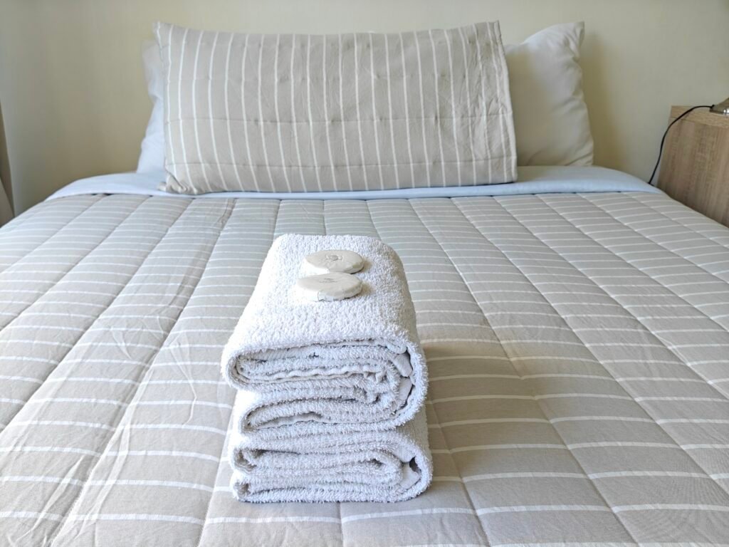 Cama del Estudio 310 con toallas dobladas